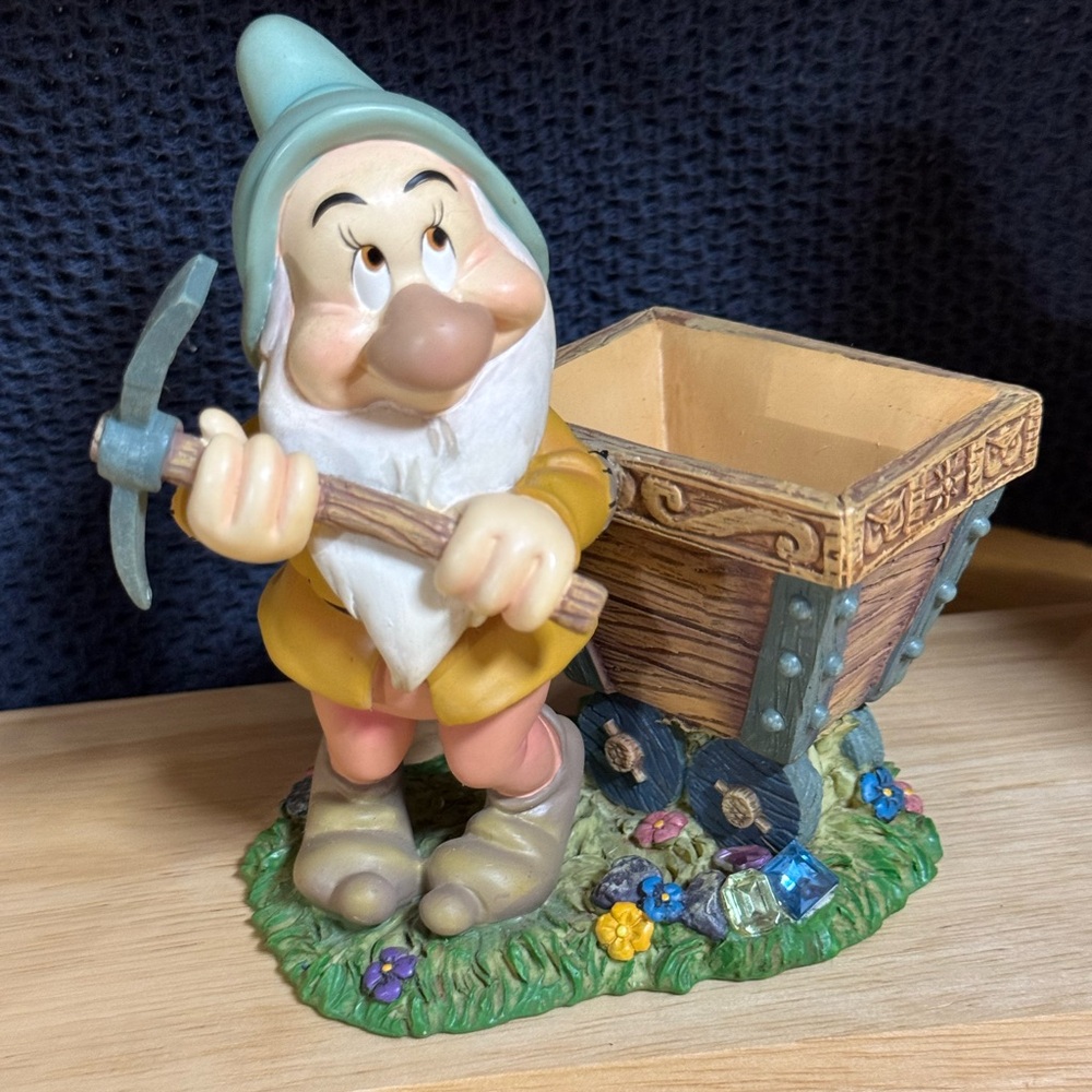 Disney Snow White & Seven Dwarfs Collectible Desk paperclip Holder//Bashful
